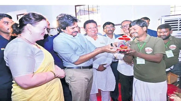 డిప్యూటీ సీఎంను ఆకర్షించిన ఏటికొప్పాక కళాఖండాలు