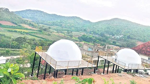 లంబసింగిలో డోమ్‌ గ్లాంపింగ్‌ టెంట్లు 