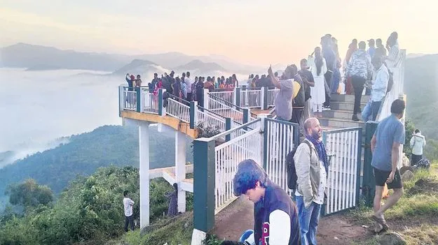 పర్యాటకుల కోలాహలం