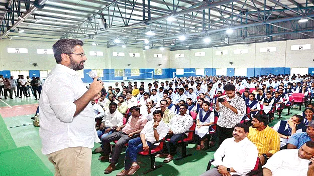 సాంకేతికతను అందిపుచ్చుకోవాలి 