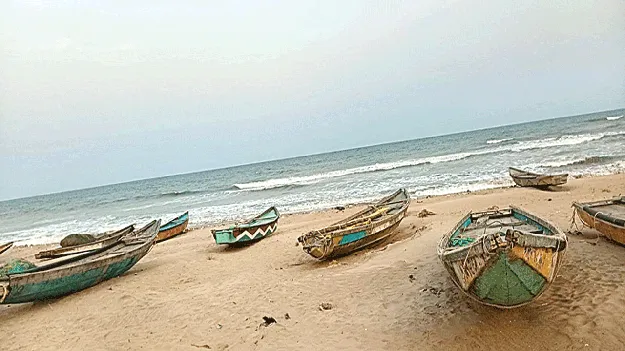 ఒడ్డుకు చేరిన బోట్లు