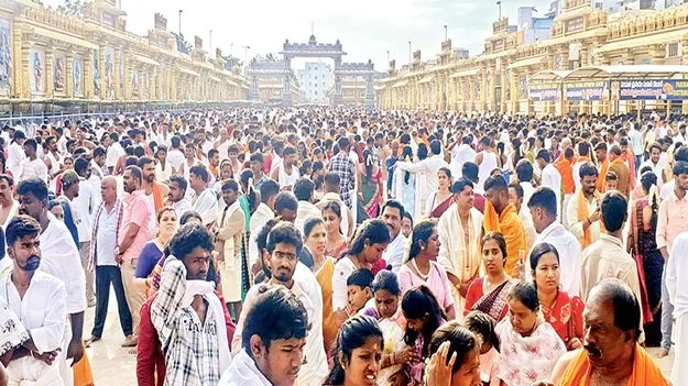 తుంగా తీరం.. భక్త సాగరం 