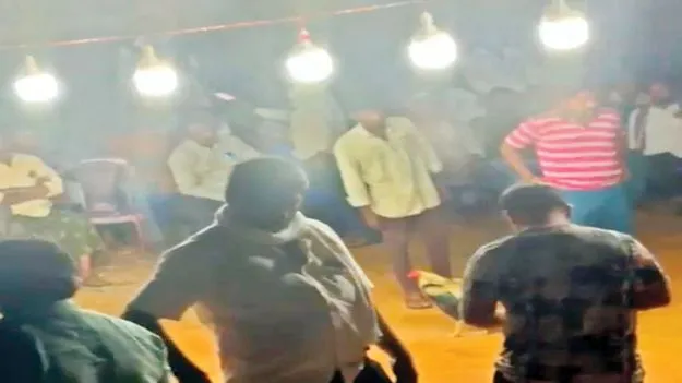 ఫ్లడ్‌లైట్ల వెలుగులో కోడిపందేలు