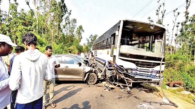 ఆర్టీసీ బస్సు, కారు ఢీ: ఇద్దరికి తీవ్రగాయాలు  