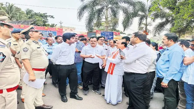 క్యూ లైన్ల నిర్వహణపై ప్రత్యేక దృష్టి