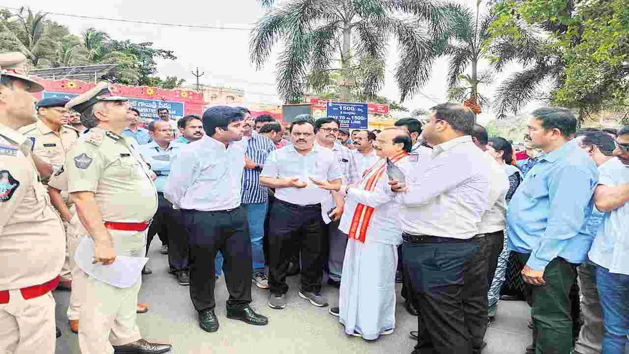 క్యూ లైన్ల నిర్వహణపై ప్రత్యేక దృష్టి