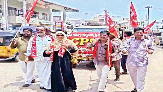 తాడుతో ఆటోను లాగుతూ  నిరసన