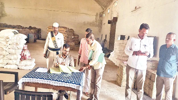డీలర్లకు ఇంతవరకు సరుకులు పంపించలేదేం?