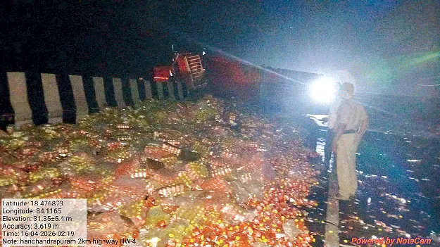 కూల్‌డ్రింక్స్‌ వ్యాన్‌ బోల్తా