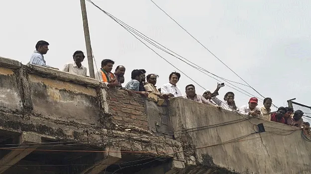 శిథిలమైన రైలింగ్‌ను తొలగించాలి 