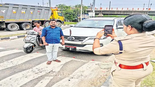 గుడివాడ అమర్‌ పేరుతో వాహనం పాస్‌
