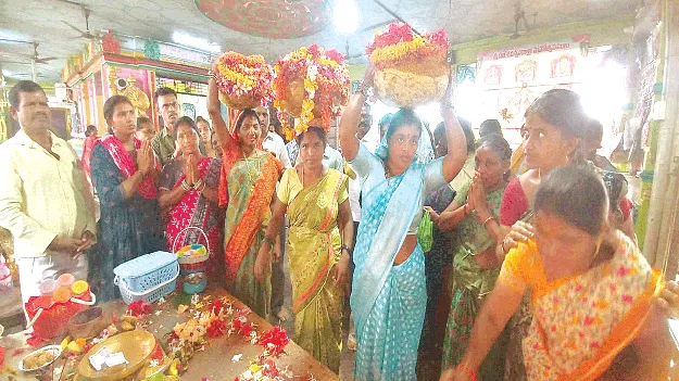 అమ్మవారి ఘటాలకు పూజలు