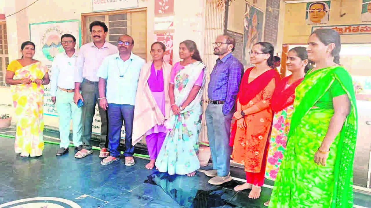 KGBV: కేజీబీవీ విద్యార్థినికి సన్మానం