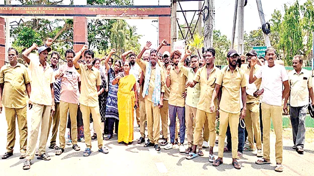 రూ.14 లక్షలు మింగేశారు