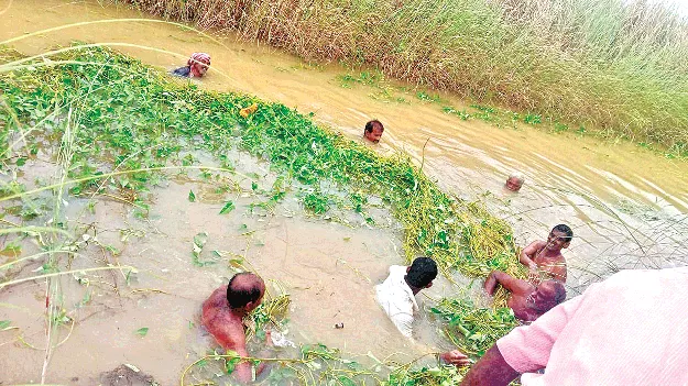 చేయి చేయి కలిపి.. మట్టి తొలగించి