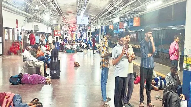 రైలు ప్రయాణికుల ఇక్కట్లు