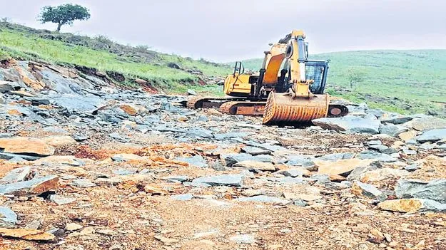 అర్ధంతరంగా నిలిచిన డి.కొత్తూరు-మొట్టలగుమ్మి రోడ్డు