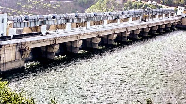 శ్రీశైలంలో తగ్గుతున్న నీటి మట్టం  