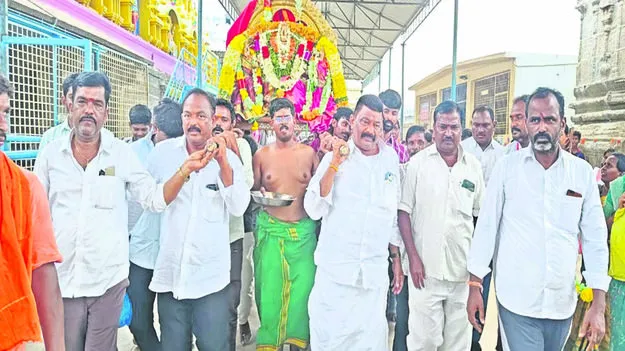 GOD: వైభవంగా పల్లకి సేవ