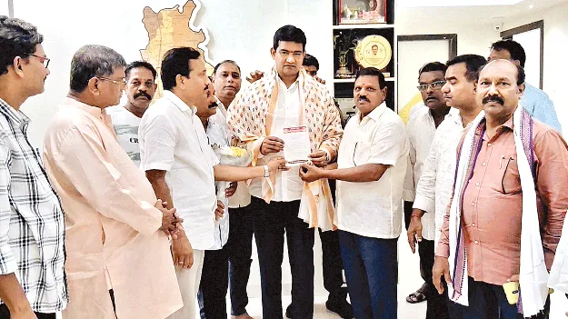 ఆర్టీసీ ఉద్యోగుల సమస్యలపై మంత్రికి వినతి