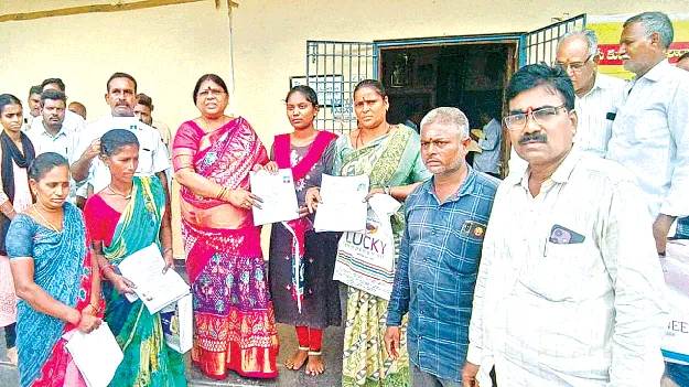 పింఛన్లు కోరుతూ అర్జీలు 