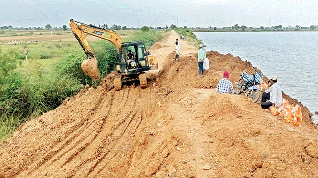 ముమ్మురంగా సూగూరు గండి పూడ్చే పనులు