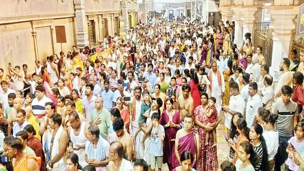 మంత్రాలయంలో భక్తుల సందడి
