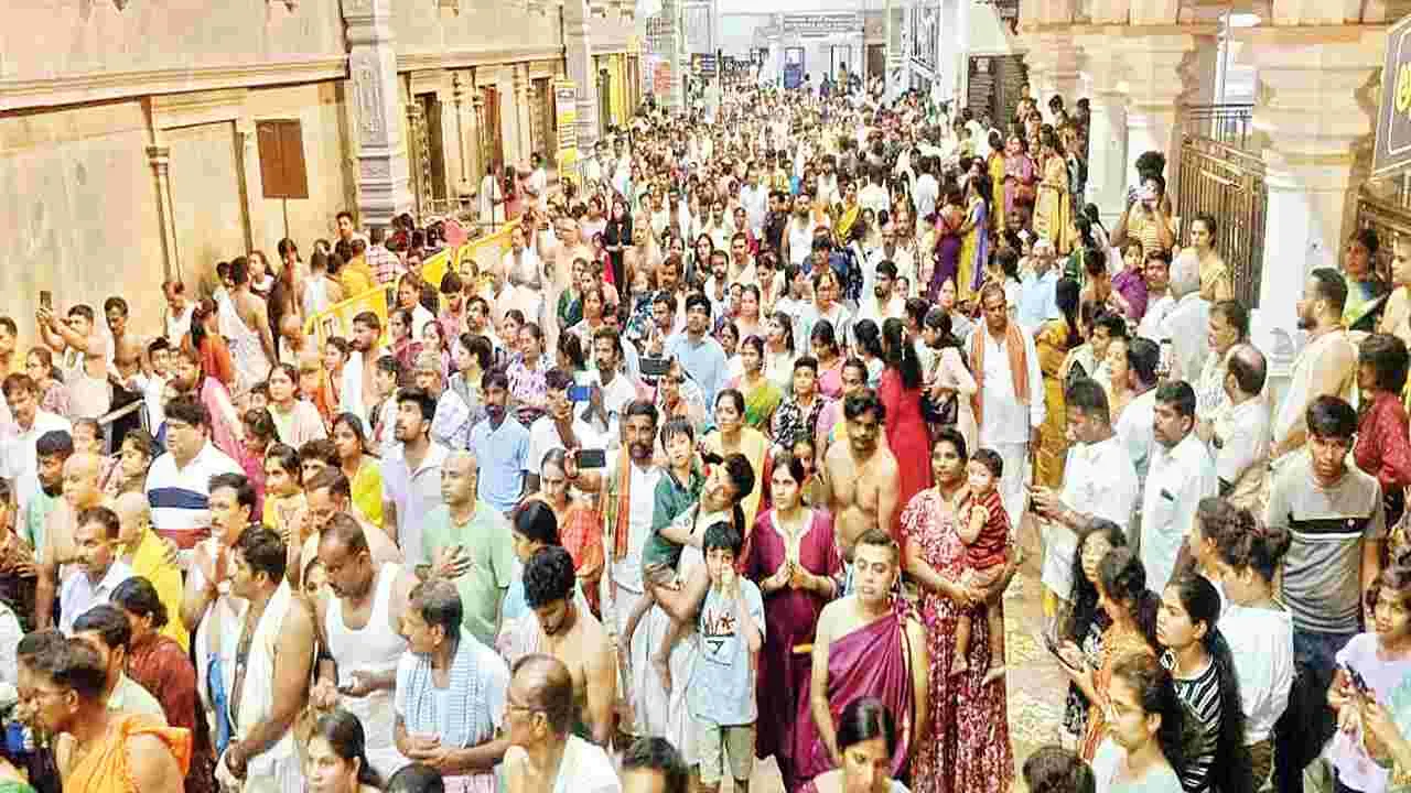 మంత్రాలయంలో భక్తుల సందడి