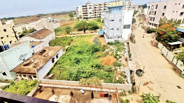 రూ.కోట్ల స్థలంపై రియల్‌ ముఠా కన్ను