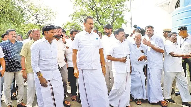 అన్నాడీఎంకేలో సంక్షోభం