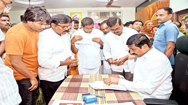 ప్రజా సమస్యలను ఎప్పటికప్పుడు పరిష్కరించాలి 