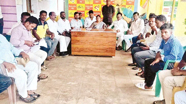 కార్యకర్తల సమస్యలకు ప్రాధాన్యం