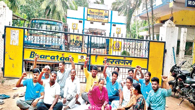 గ్యాస్‌ ఏజెన్సీ నిర్వాహకుడిపై వైసీపీ నేత దాడి