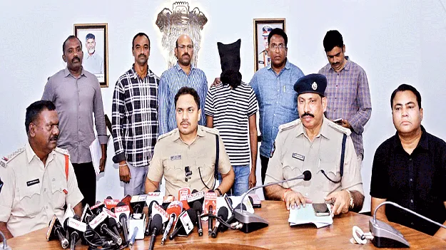వైఎస్సార్‌ విగ్రహానికి నల్ల రంగు