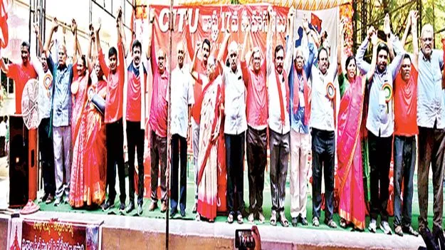 కార్మికుల హక్కులను హరిస్తే సహించం