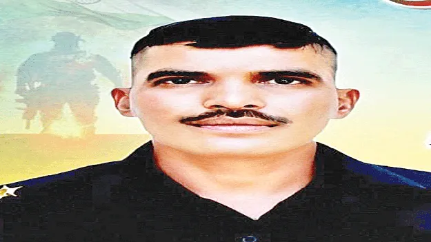 విరిగిపడిన చెట్టుకొమ్మ.. ఆర్మీ జవాన్‌ మృతి