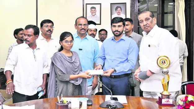 COLLECTOR: జర్నలిస్టులు ఆరోగ్యంపై శ్రద్ధ చూపాలి