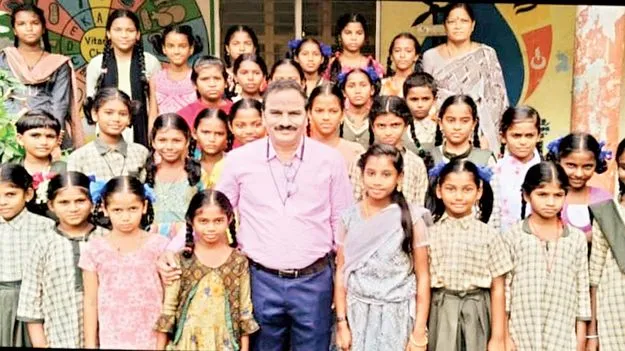 విద్యార్థులు క్రమశిక్షణ అలవర్చుకోవాలి: డీఈవో