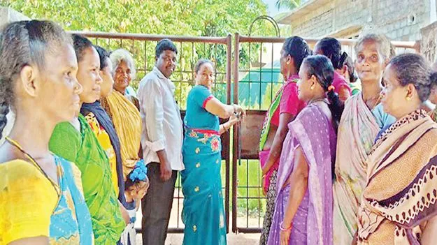 పాఠశాలకు తాళం వేసి నిరసన తెలిపిన కొండరెడ్లు