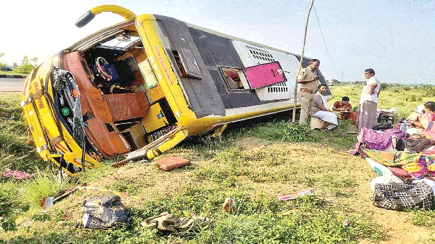 కాశీకి వెళ్తుండగా.. ట్రావెల్స్‌ బస్సు బోల్తా