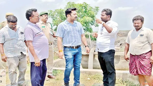 కొల్లేరులో బోదె తవ్వకాలు నిలిపివేత