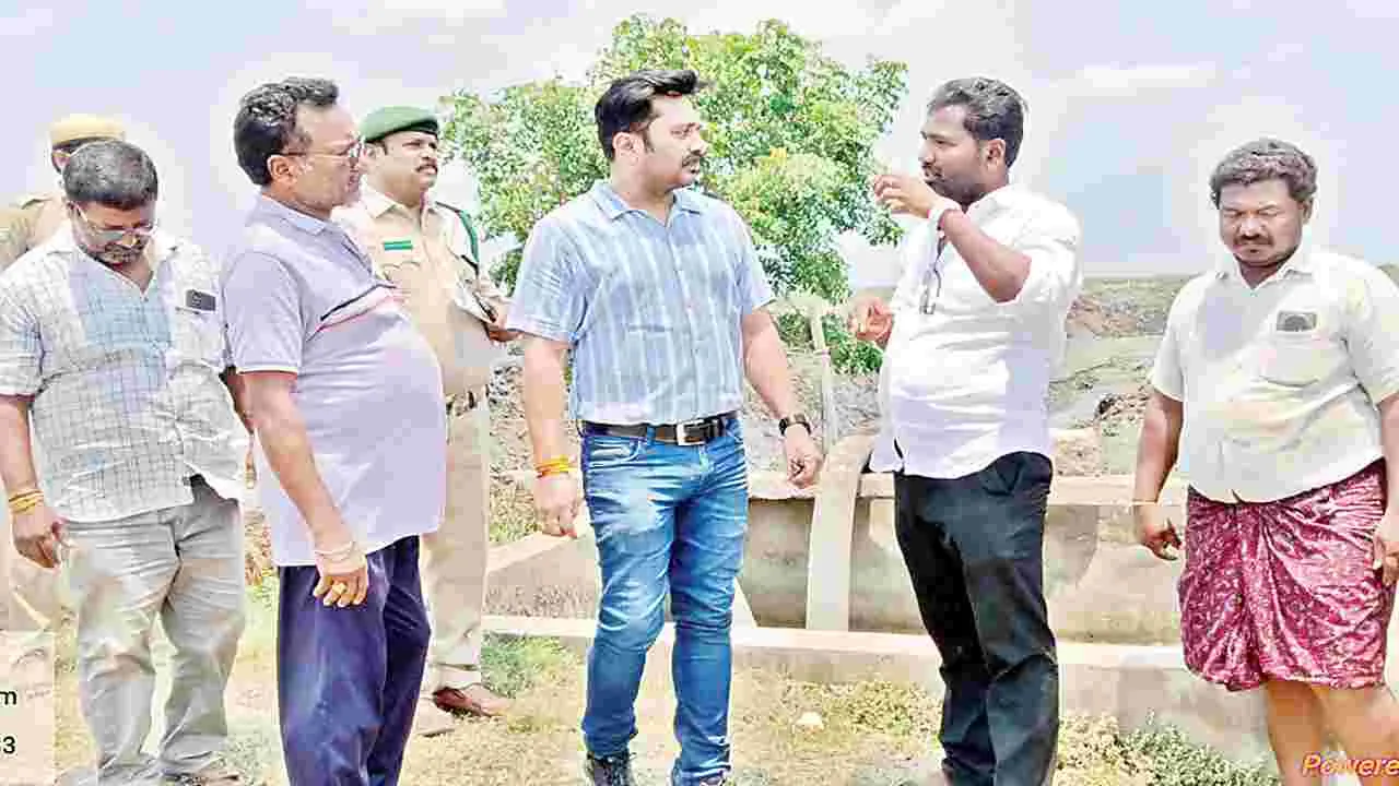 కొల్లేరులో బోదె తవ్వకాలు నిలిపివేత