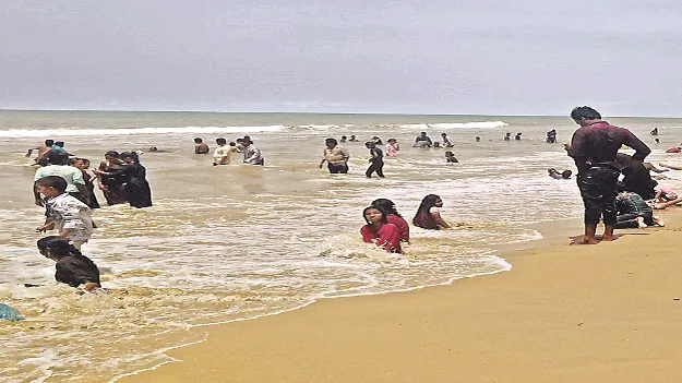 బీచ్‌కు సందర్శకుల తాకిడి