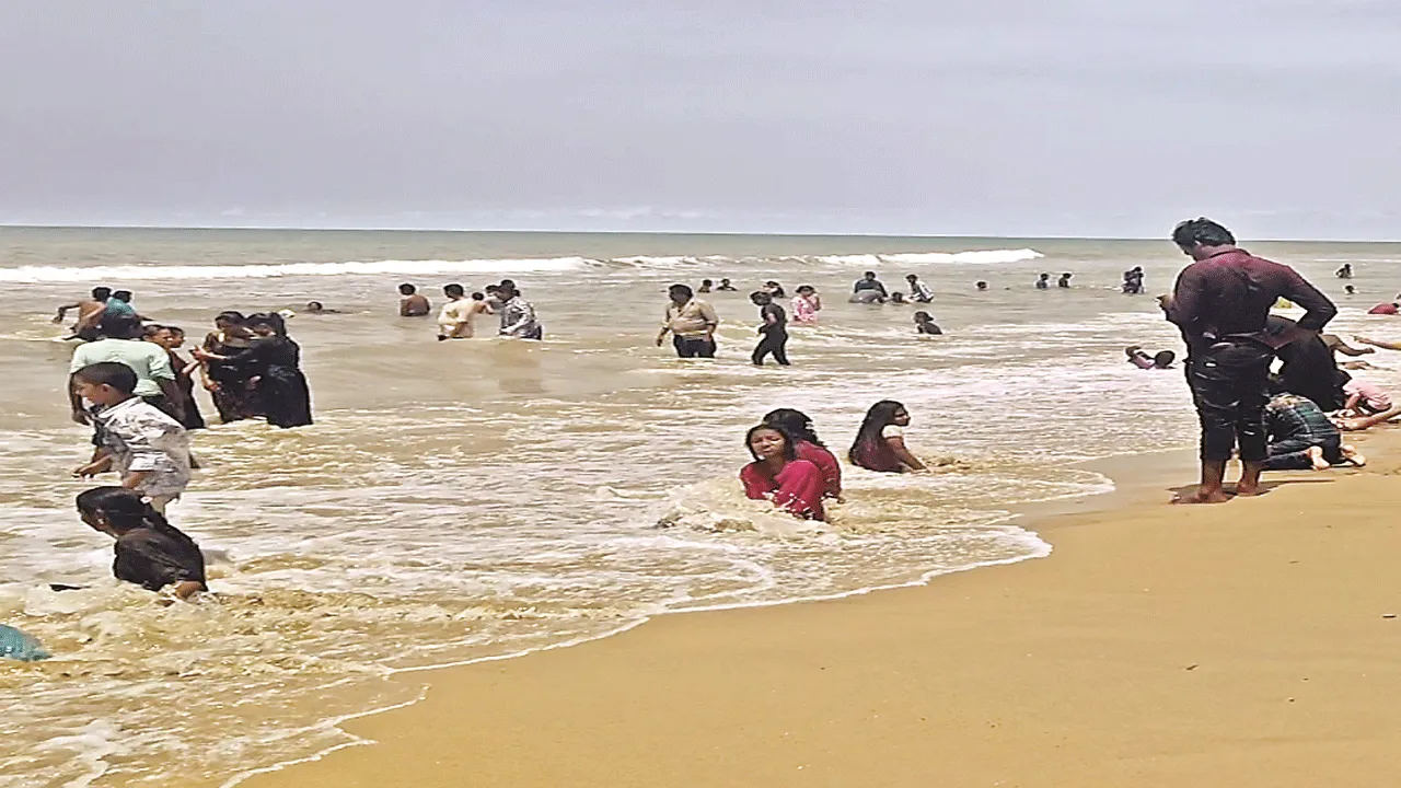 బీచ్‌కు సందర్శకుల తాకిడి