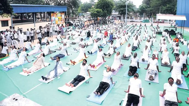 ఉపమాకలో యోగాంధ్ర సందడి	
