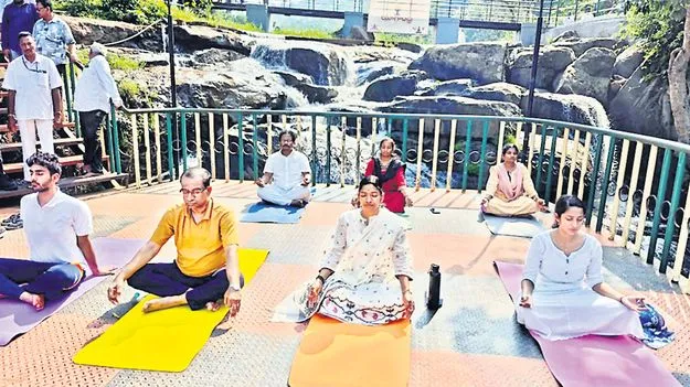 ప్రకృతి ఒడిలో యోగాసనాలు 