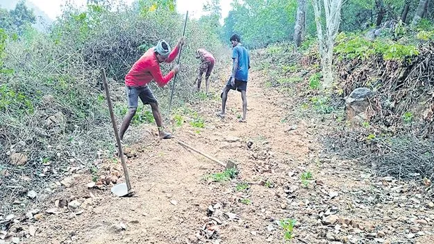శ్రమించారు.. బాట వేశారు