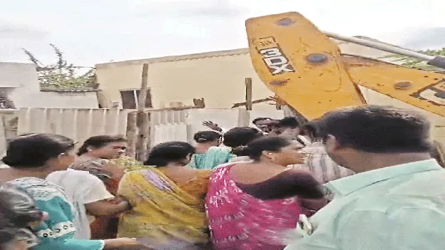 పేదల ఇళ్ల పైకి ఎక్స్‌కవేటర్లు