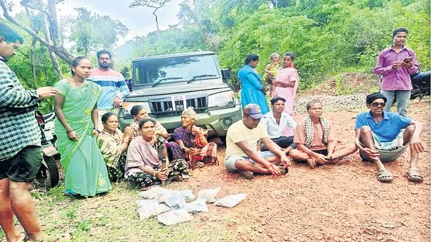జర్రెల బాక్సైట్‌ కొండపైకి సర్వే బృందం