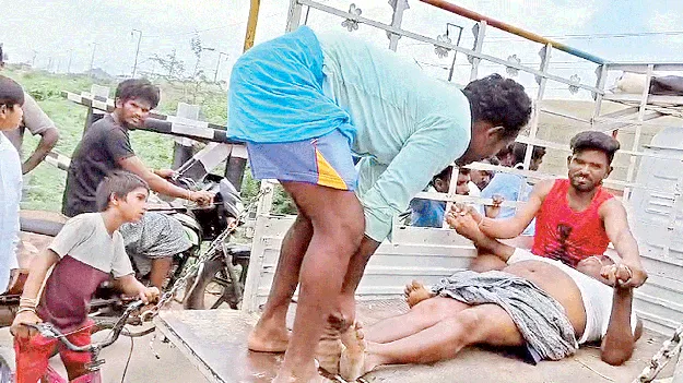రైల్వే గేటు పడిందా.. అంతే